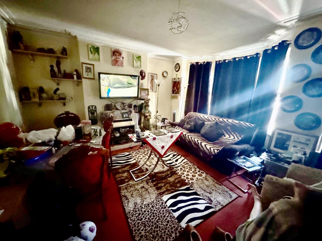 Lot: 150 - FREEHOLD INVESTMENT - THREE-BEDROOM MAISONETTE AND ONE-BEDROOM GARDEN FLAT - Maisonette - living room